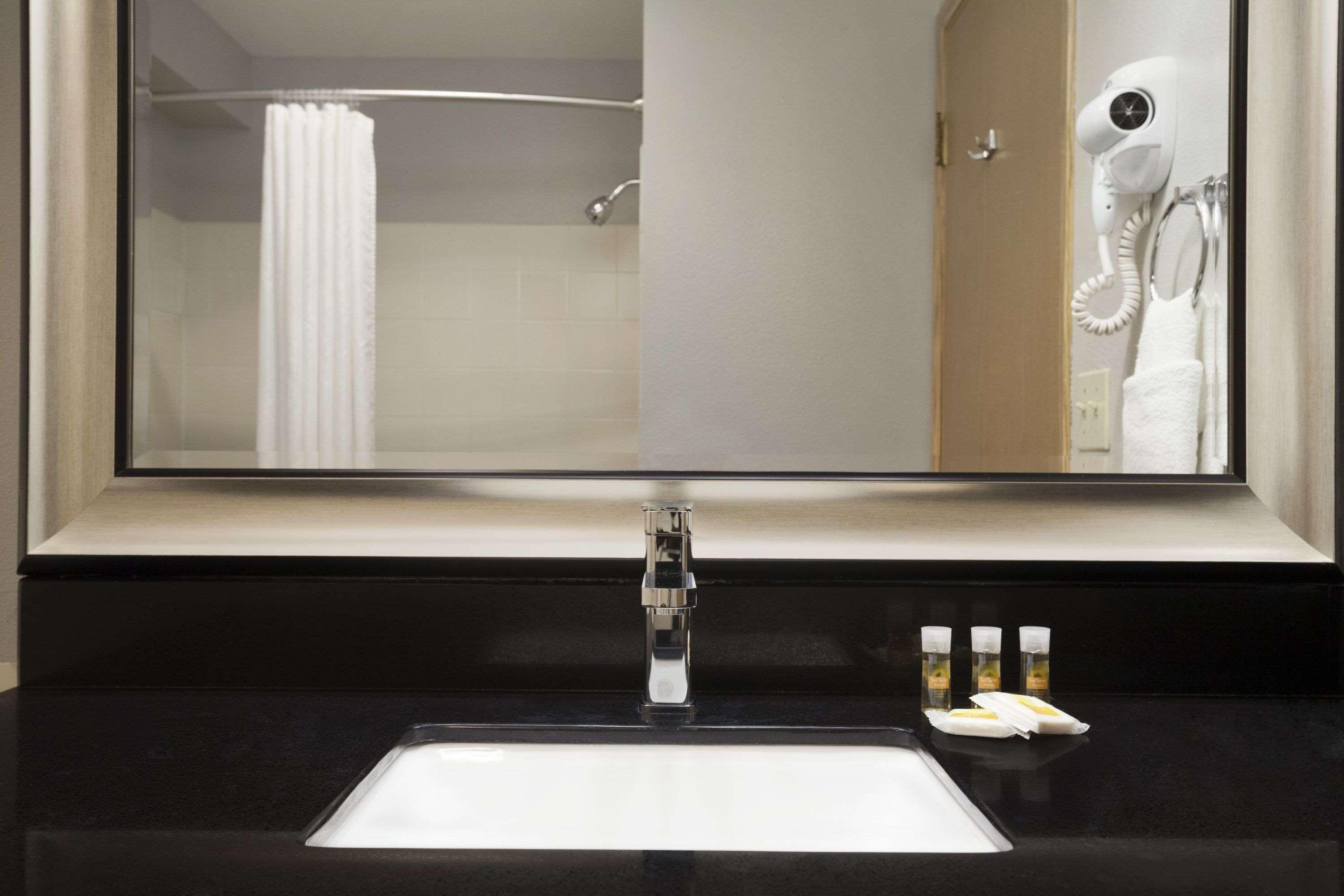 Days Inn By Wyndham Lacey Olympia Area Екстериор снимка