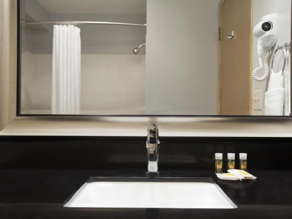 Days Inn By Wyndham Lacey Olympia Area Екстериор снимка